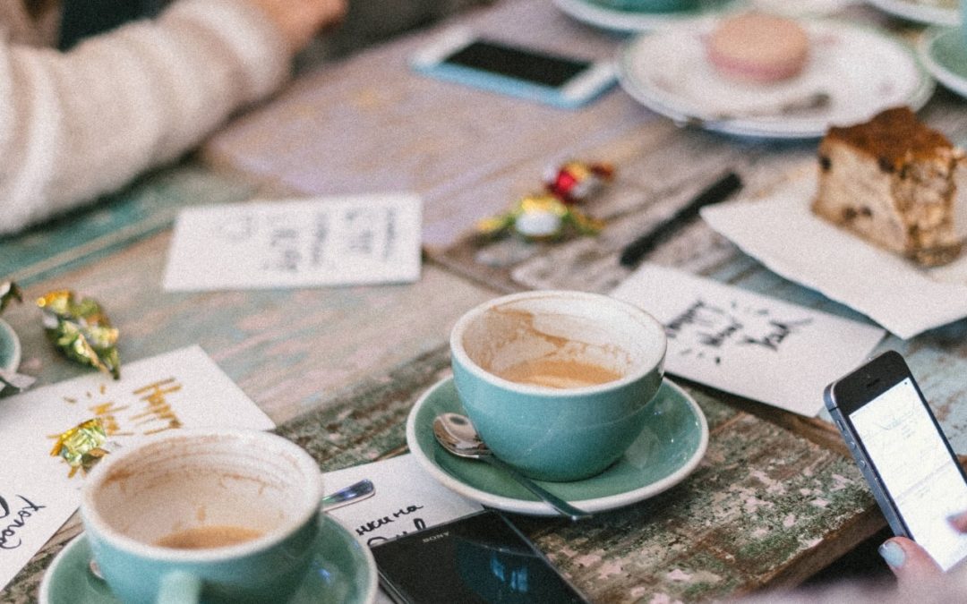 Coffeetable with friends (Photo by Roman Kraft on Unsplash)