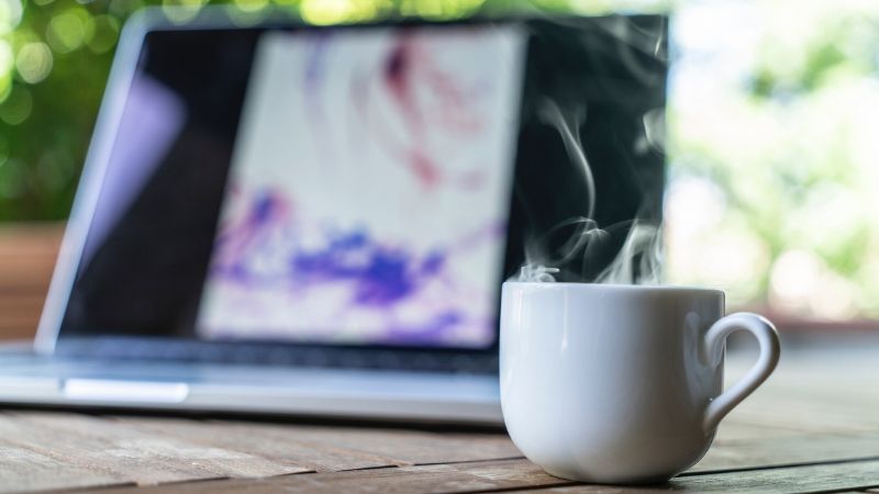 Laptop Mug (Bild: Alessandro Bianchi on Unsplash)