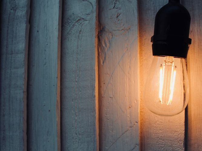 Lampe (Bild: Rich Smith on Unsplash)