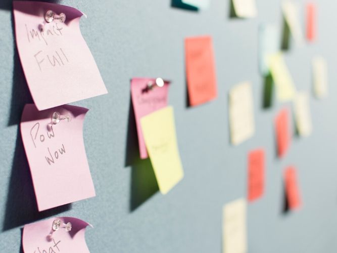 Post-its (Bild: Patrick Perkins on Unsplash)