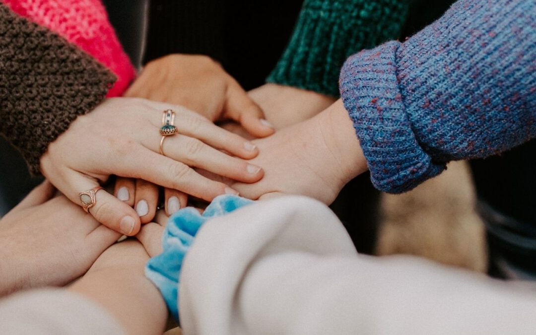 Hands piled together (Bild: Hannah Busing auf Unsplash)