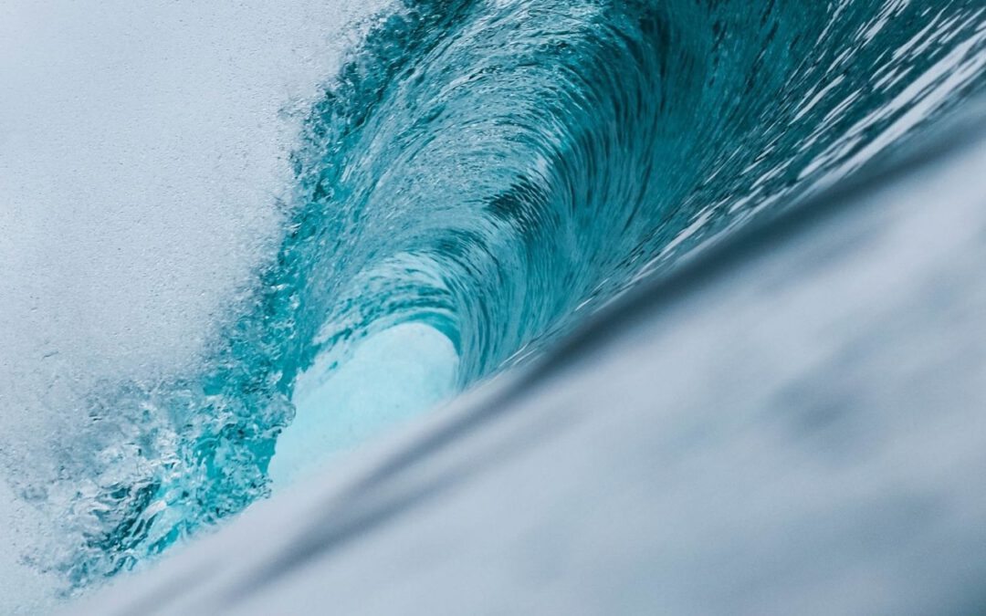 Breaking sea wave (Bild Jeremy Bishop on Unsplash)