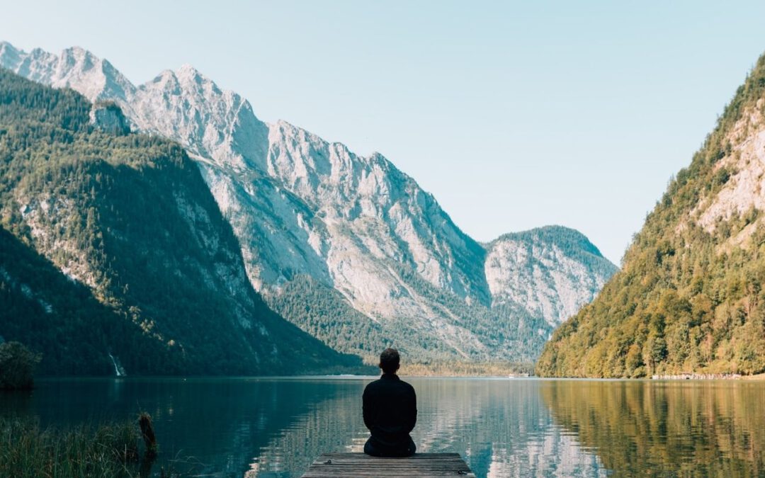 Mann am See auf Dock (Bild: Simon Migaj on Unsplash)